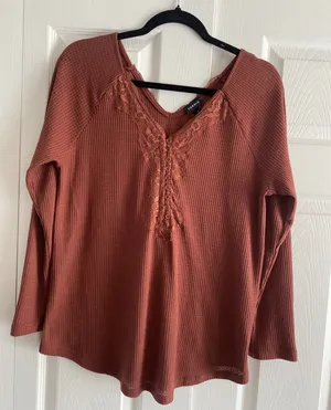 Torid Lace Trim Waffle Knit Top Womens Size 0 L Rust Henley Boho Long Sleeve‎ thumbnail 1