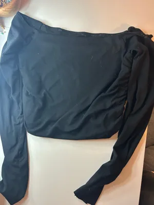 Off-The-Shoulder Hollister Top Crop Black thumbnail 1