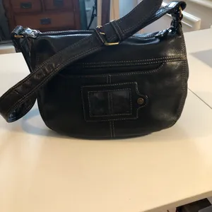 Fossil Black Leather Purse in great shape. It’s really cute thumbnail 6