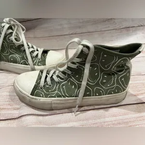The Smiley® company High-Top green Sneaker size 8 American Eagle. thumbnail 2
