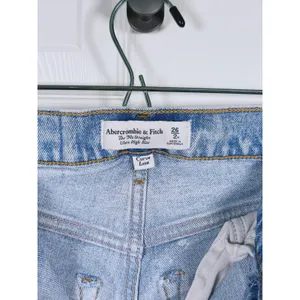 Abercrombie Curve Love 90s Straight High Rise Jeans Size 26 (2) Blue Distressed thumbnail 4