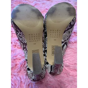 White House Black Market Snakeskin Print Chain Heel shoe‎ 6M glam boho Y2K brown thumbnail 7