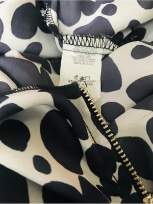 Akira Sleeveless Black & White Pattern Blouse Tank With Front Zipper Sz Small thumbnail 5