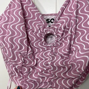 NEW SO women’s pink‎ white cutout ripple squiggly line patterned crop top tank M thumbnail 2