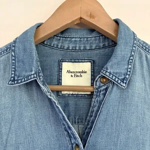 Abercrombie & Fitch Womens Denim Button Down Shirt‎ Medium Wash Long Sleeve Top thumbnail 2