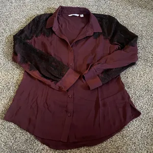 Isaac Mizrahi Live Burgandy Lace Applique Button Front Long Sleeve Blouse Top M thumbnail 1