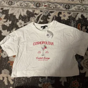 Forever 21 NWT COSMOPOLITAN COCKTAIL CROPPED TEE thumbnail 2
