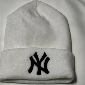 T302. New York Yankees white beanie thumbnail 1