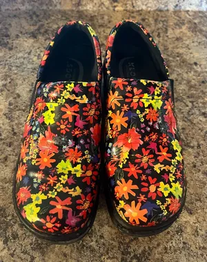 Klogs non-slip floral shoe. There‎ are some black off the toe and heel 7.5M thumbnail 1