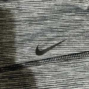 Nike Women’s Cropped Leggings thumbnail 3