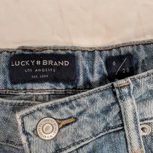 Lucky Brand Distressed The Cut Off Mid Rise Jean Short W6/28 Medium Wash thumbnail 4