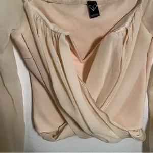 Windsor Women's‎ Size Small Faux Wrap Off Shoulder Top Beige Cream Long Sleeve thumbnail 5