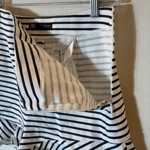 Zara Navy White Striped Ruffle Hem High Waisted Shorts Size Small‎ thumbnail 4
