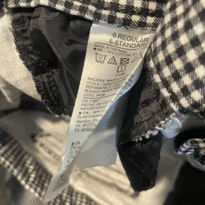 Old Navy Pants Womens 6 Pixie Mid Rise Gingham Plaid Black White Ankle Preppy thumbnail 4