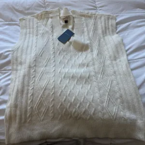 Universal Threads V-Neck Cable Knit Sweater - Cream thumbnail 4
