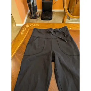 Women's Lululemon Speed Up Crop black leggings 21" size 4 thumbnail 3