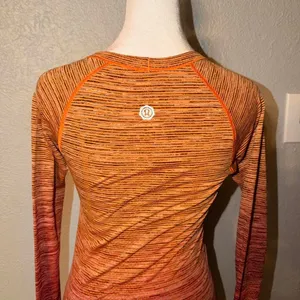 RARE HARD TO FINDLululemon Swiftly Tech Long Sleeve Crew Vivid Amber Size 4 NWOT thumbnail 2