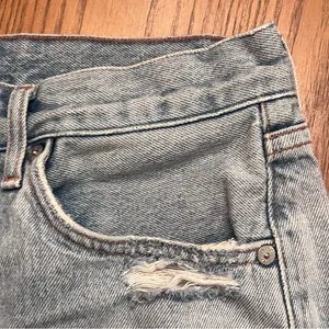 AGOLDE Parker Vintage Distressed Cut Off‎ Denim Shorts in Swapmeet Size 26 thumbnail 12