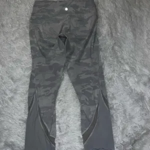 Lululemon Wunder Under with Scallop Trim and Mesh White Camouflage size 12 thumbnail 4
