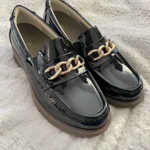 Revitalign Laural Black Patent Loafers Gold Chain Sz 10 thumbnail 9