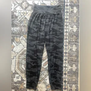 Athleta black salutation camo‎ joggers high rise pants thumbnail 2