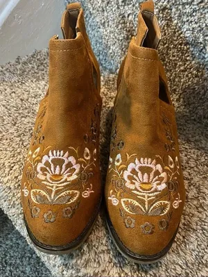 OLIVIA MILLER Embroidered Suede Floral Exposed Ankle Booties‎ Boho Size 6 thumbnail 1