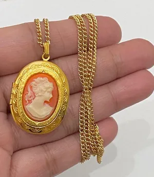 Vintage Gold tone Cameo Locket Necklace thumbnail 3