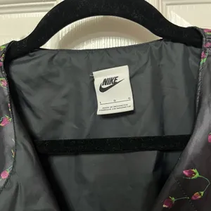 Nike‎ Sportswear Icon Clash Quilted Jacket black floral size large thumbnail 7