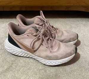 Nike Pink Tennis Shoes thumbnail 1