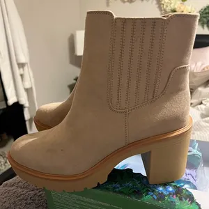 Universal Threads NEW Tan booties sz 9 thumbnail 1
