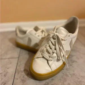 Veja Campo Sneakers in White/Natural thumbnail 3