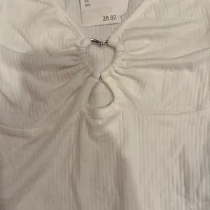 Elodie white ribbed‎ crop top heart detail size XS NWT thumbnail 2