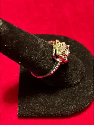Elegant Cushion-Cut Square Sparkle Halo Ring Sz 8.5 thumbnail 4