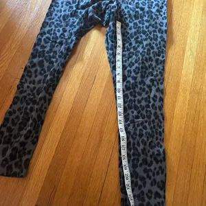 Old Navy Grey Leopard Print Jersey Leggings, Size XL thumbnail 3