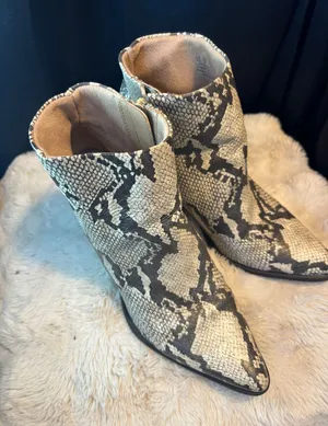 Mikey Grey Snakeskin Print Pointed Toe Block Heel Ankle Booties Size 10M thumbnail 1
