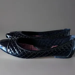 Born Riley Patent Leather Ballet Flats Womens Black Slip-On Shoes Quilted 6-1/2 thumbnail 4