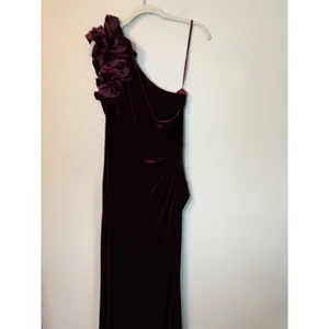 Xscape Burgundy Wine Ruffle One-Shoulder Velvet Gown Size 8 $258 NEW thumbnail 6