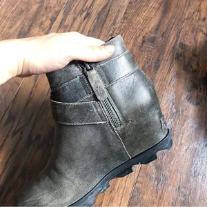 SOREL • Joan of Arctic Wedge II bootie buckle Quarry leather grey ankle short thumbnail 12