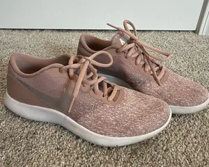 Women’s Nike thumbnail 1