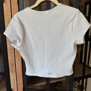 ALO yoga ribbed cropped tee Savvy short sleeve top workout split vneck white thumbnail 3