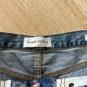 Aritzia Denim Forum Ex-boyfriend denim shorts Size 25 thumbnail 3