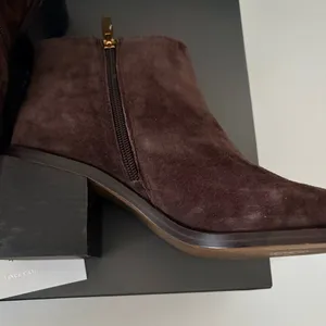 Vince Camuto Kelmi Women's Chocolate Brown Suede Ankle Boots 7.5 thumbnail 2