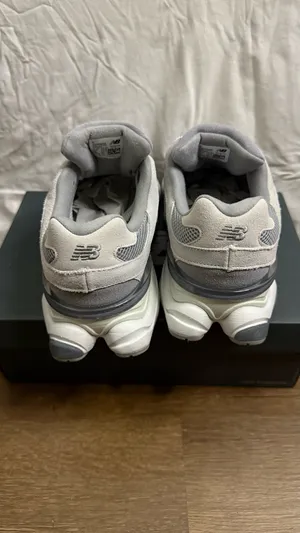 New Balance 9060 Sneakers Shoes Size 10 Women’s - Men’s 8.5 thumbnail 3