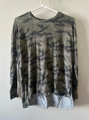 Women’s American Eagle soft & sexy plush camo shirt xs thumbnail 1