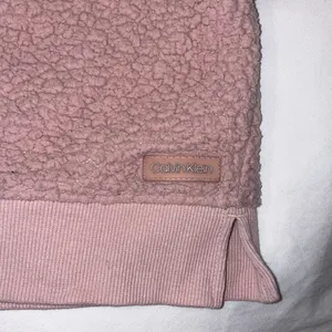 Calvin Klein Mauve Dusty Pink Logo Graphic Sherpa Pullover Crewneck Sweatshirt thumbnail 6