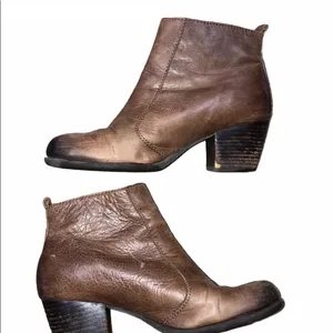 Kelly & Katie size 8M leather ankle heeled booties thumbnail 2