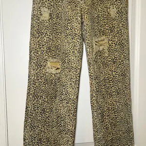 POL Leopard Print Distressed Straight Leg Jeans Tan Black Womens Small bold thumbnail 3