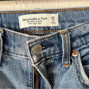 Abercrombie & Fitch The Ankle Straight Ultra High Rise Distressed Jeans Size 26 thumbnail 4