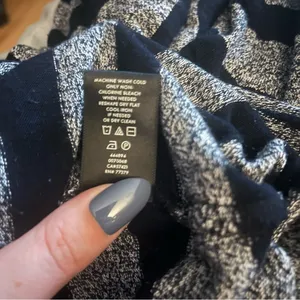 Ann Taylor Blacks & Gray Striped top Size Large 💸 SALE thumbnail 5