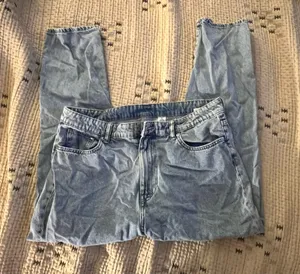 H&M Ripped Mom Jeans High-Waisted thumbnail 1